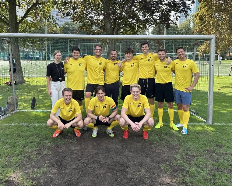 EY Law-Mannschaft beim 2. Wiener Kanzleiturnier Gratulation an unsere großartige Mannschaft die unter Kapitän Paul Kness am Spielfeld ihr Bestes zeigte: Philipp Moritz, Sonam Schima, Paul Neubauer, Moritz Freimüller, Christoph Bachleitner, Raphael Gaiger, Clemens Nani, Marcus Pongratz und Constantin Huber. Danke auch an den Support von den Kolleg:innen Laura Graf, Matthias Schmid, Ramona Maurer, Celina Thiess, Bernd Kreutzer, Anna Rebel und allen weiteren! Ein besonderes Dankeschön an den Organisator des 2. Wiener Kanzleiturniers Nikolaus Dinhof-Renezeder.